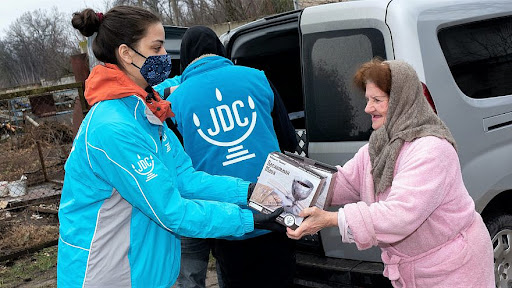 JDC staff helping a woman in Ukraine